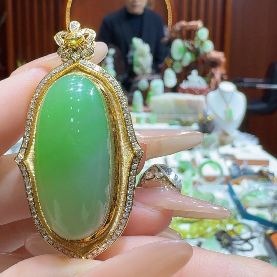 和田玉翠青吊坠18K金镶嵌