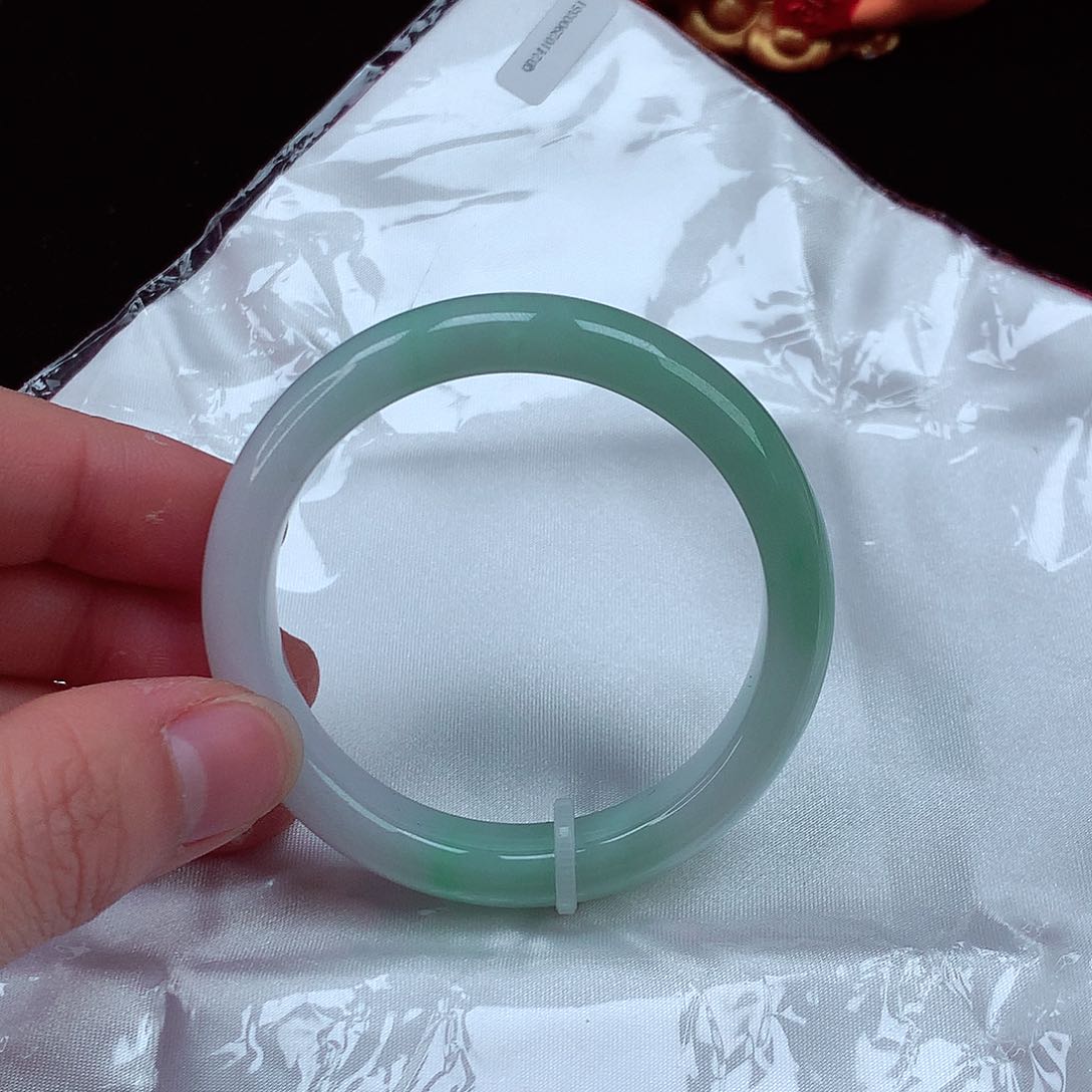 翡翠手镯未镶嵌翡翠