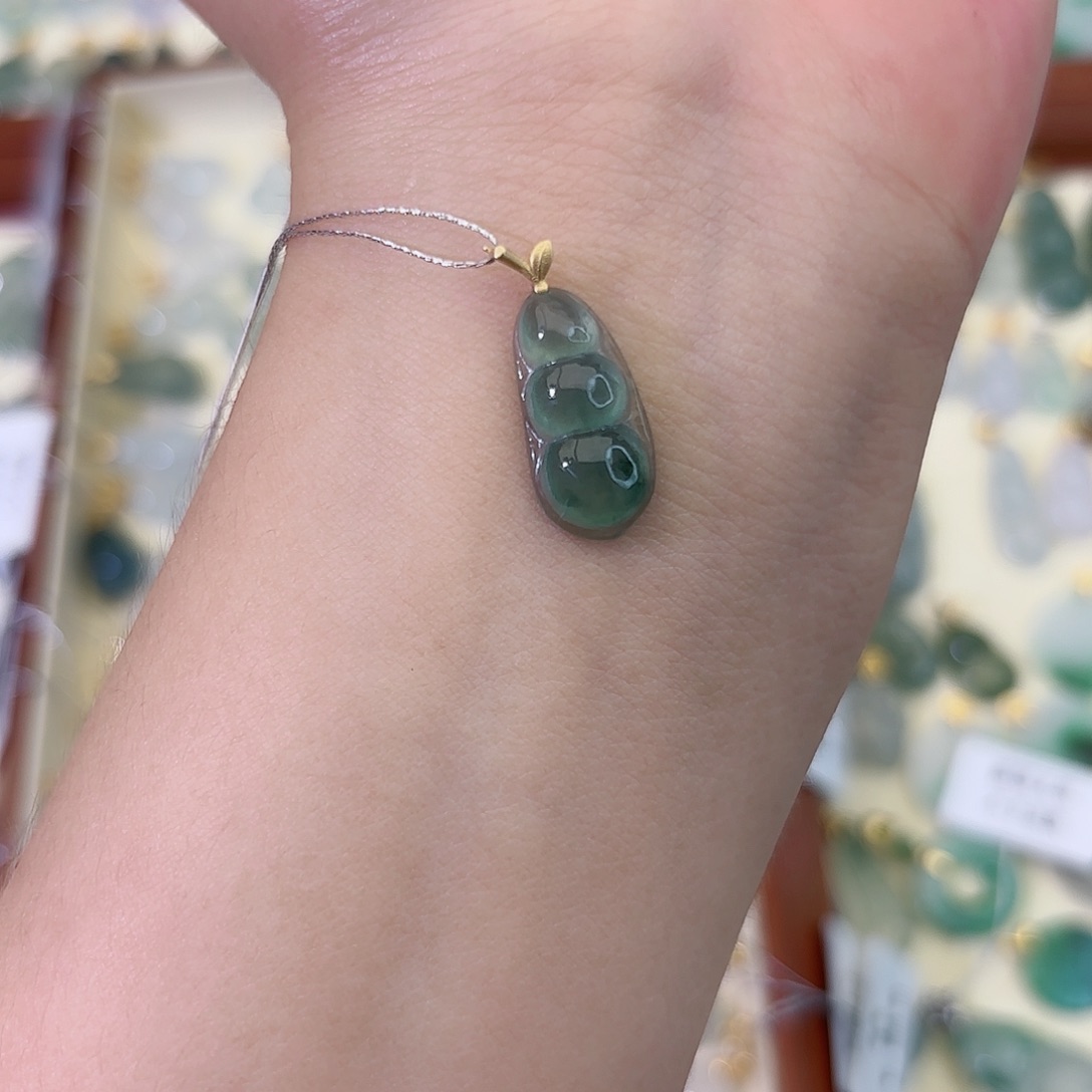 翡翠18K金镶嵌颈饰豆子