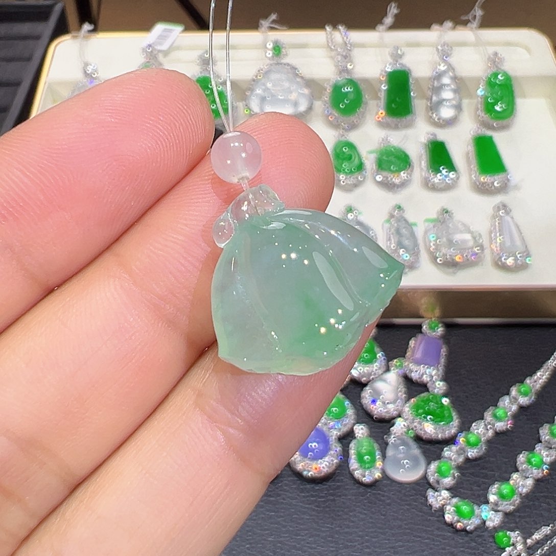 翡翠18K金镶嵌颈饰