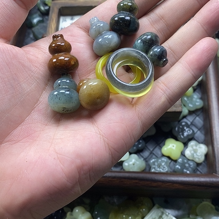 如***。蛇纹石玉未镶嵌颈饰