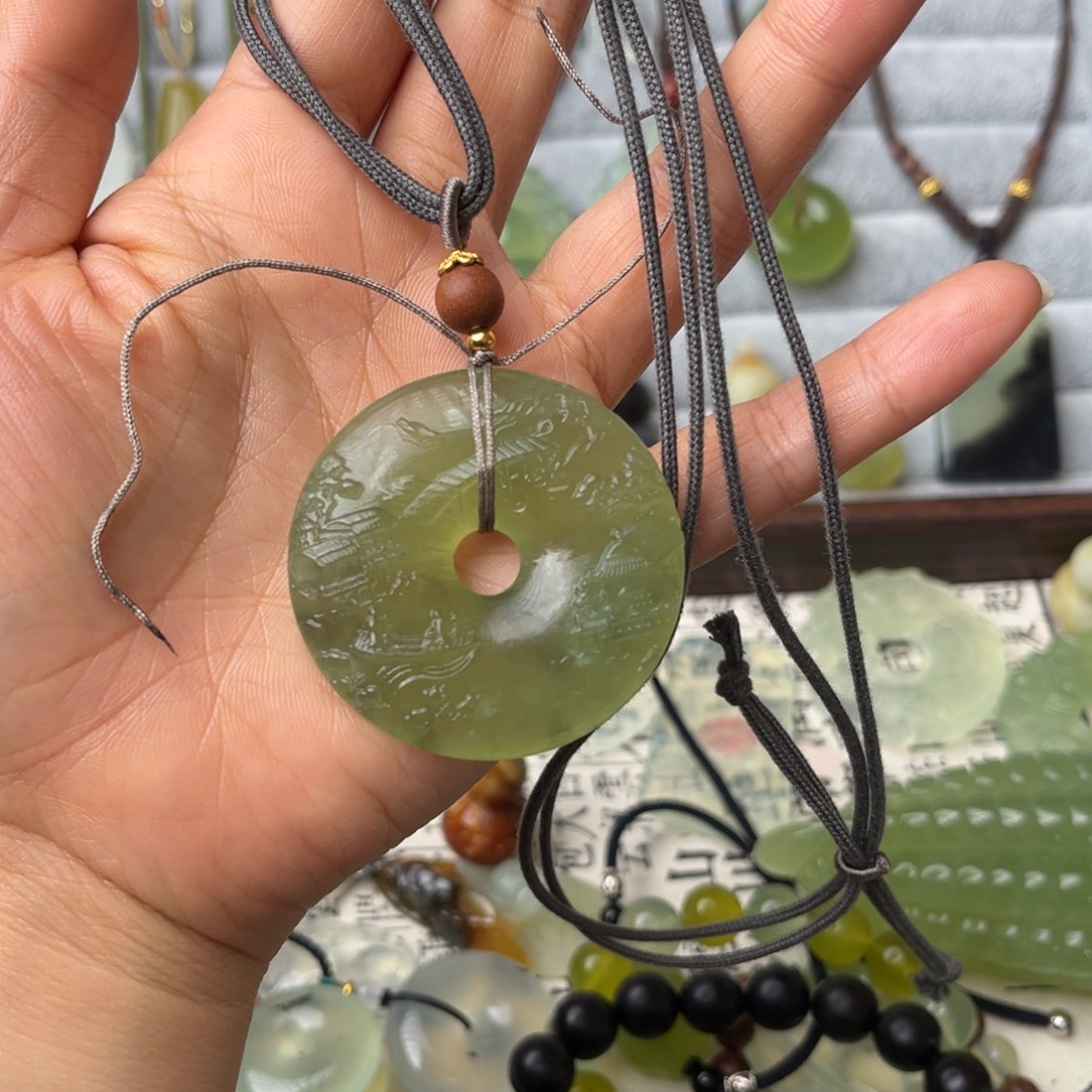 蛇纹石玉未镶嵌颈饰