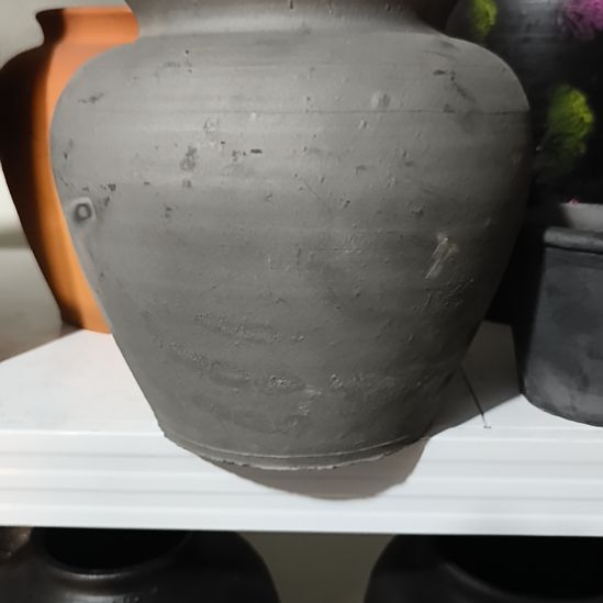 黑色原色大肚瓶口径14高度19底部有孔