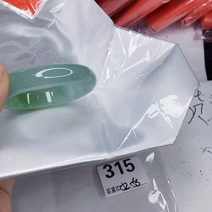 翡翠未镶嵌手镯一图一物实物为准（微瑕处理）