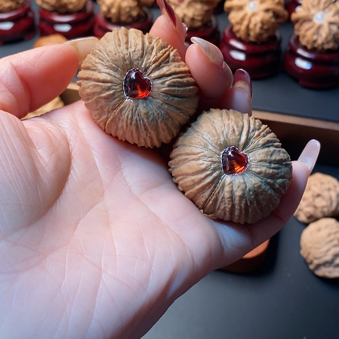 文玩核桃吊坠猴头元宝