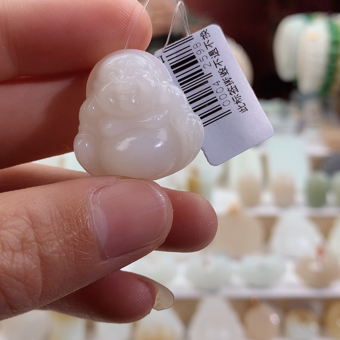 和田玉颈饰未镶嵌?