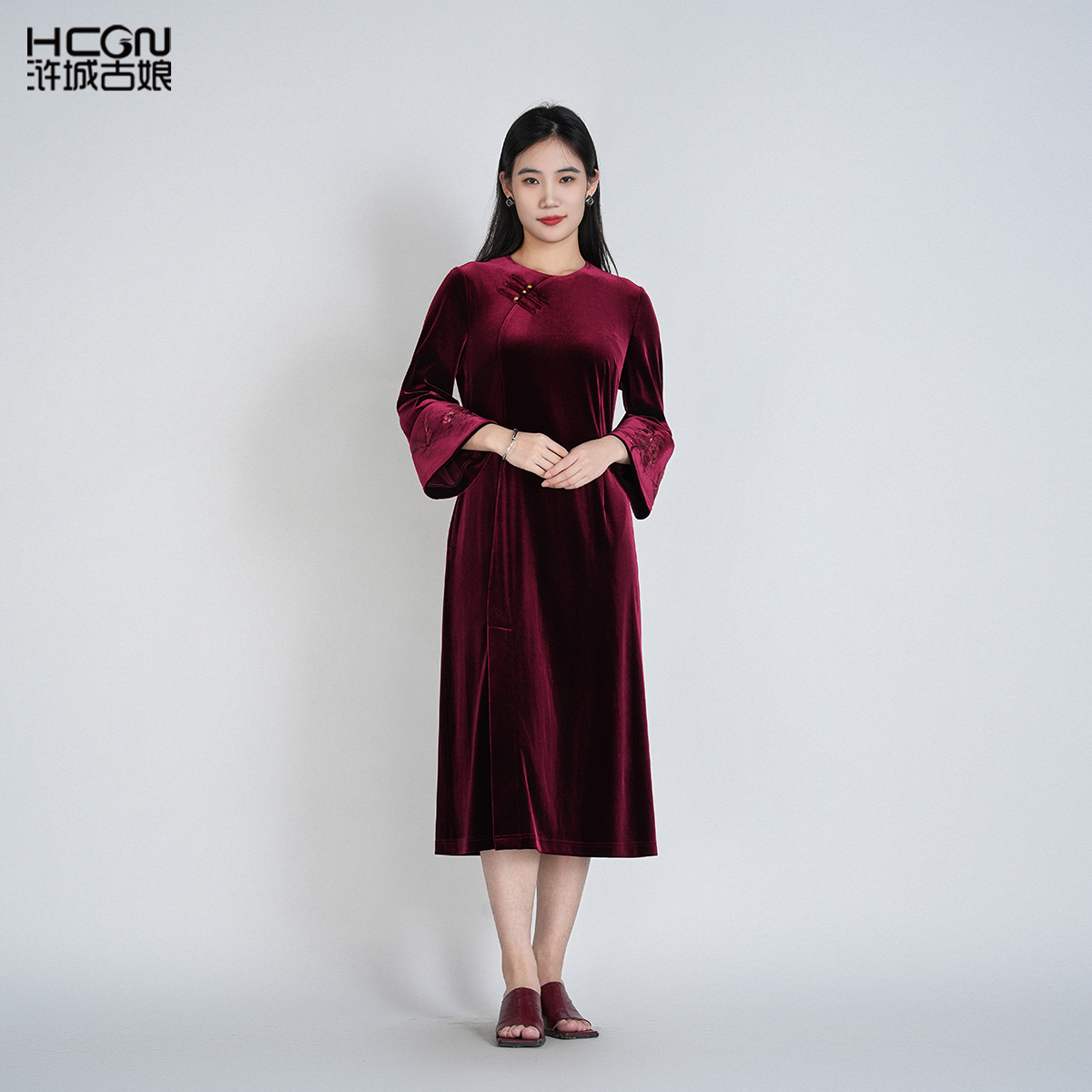 国风精致刺绣圆领长袖复古丝绒优雅气质知亦丝绒连衣裙HASS010007