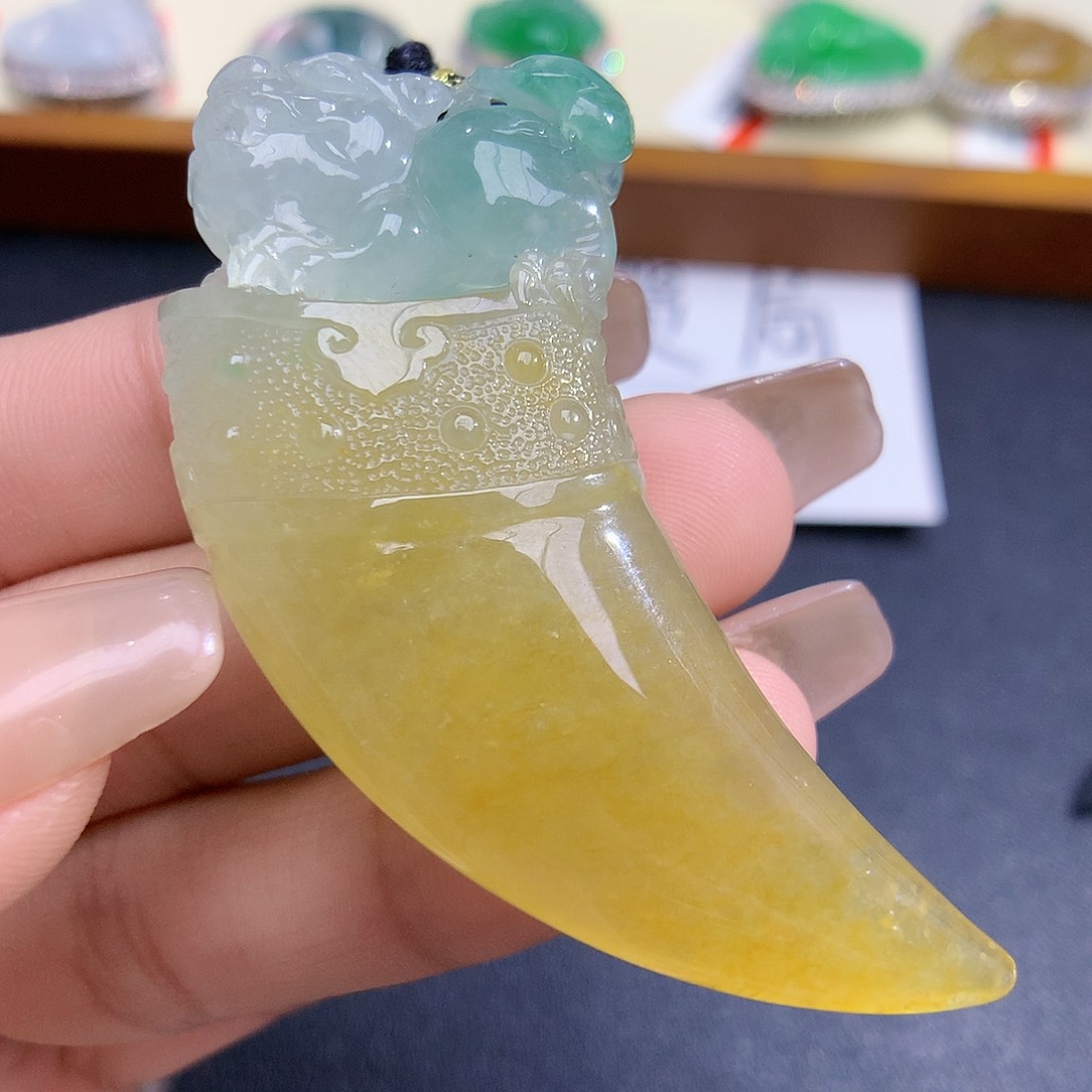 翡翠颈饰未镶嵌龙牙