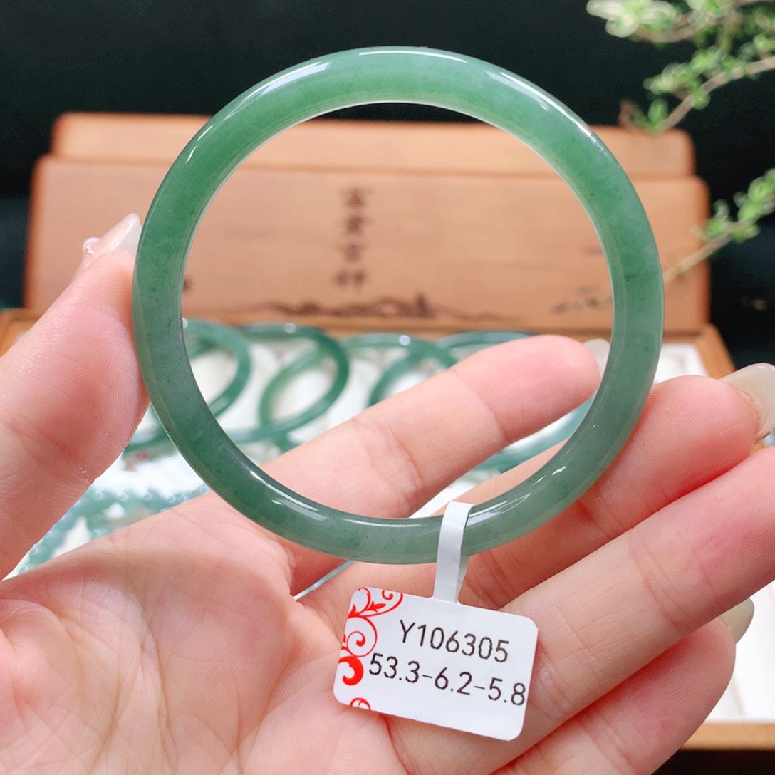 翡翠手镯未镶嵌天然