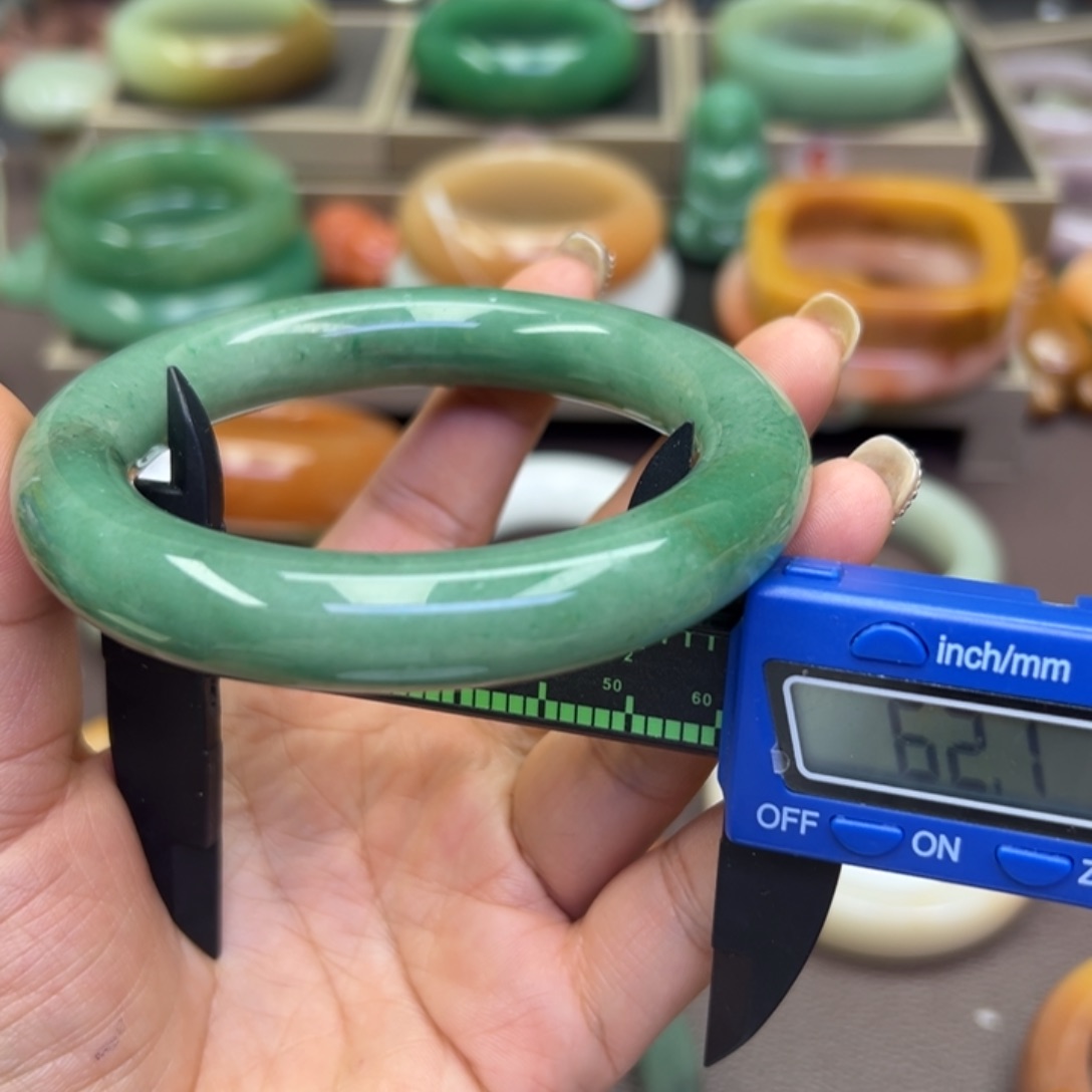 未镶嵌手镯石英岩玉