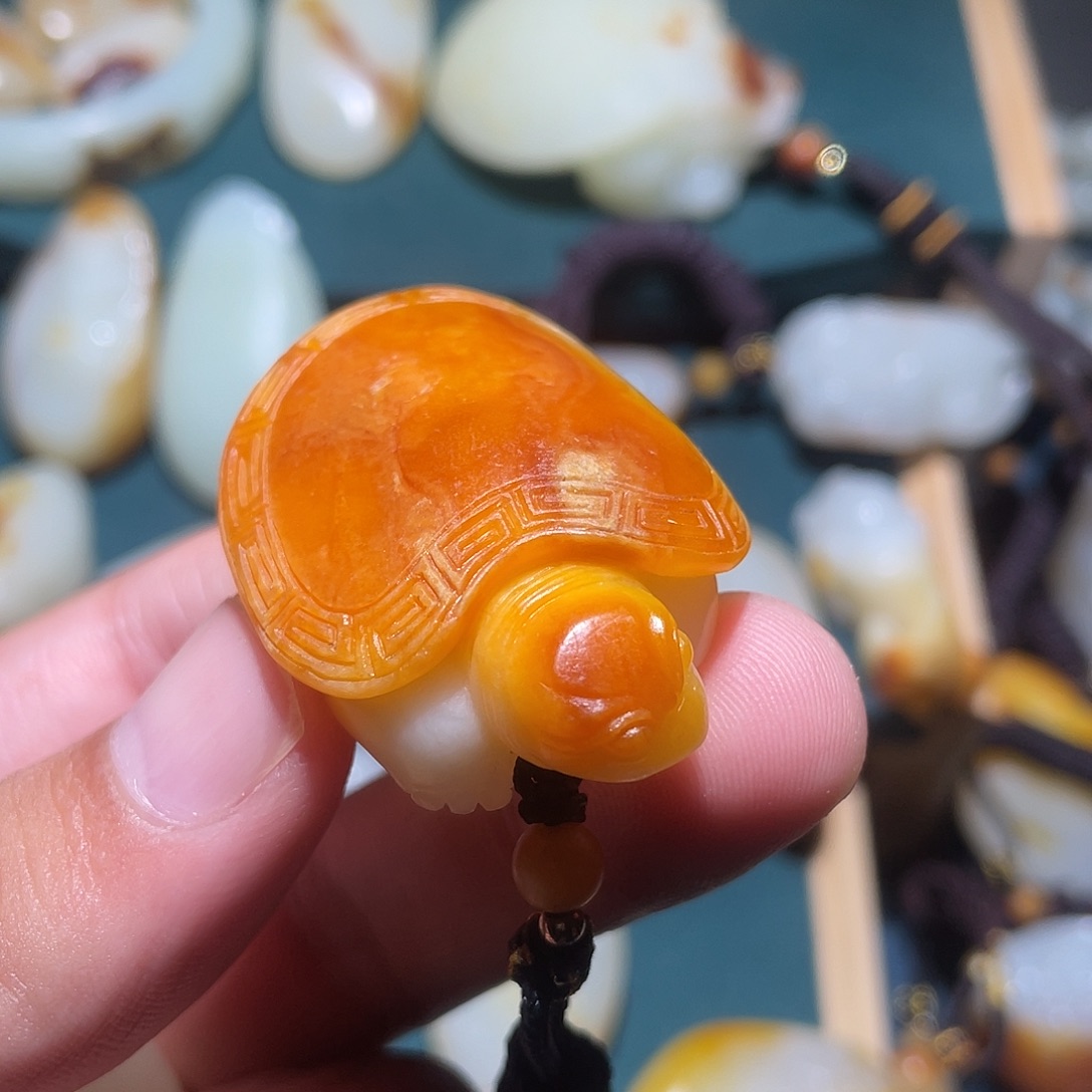 大***山和田玉未镶嵌颈饰