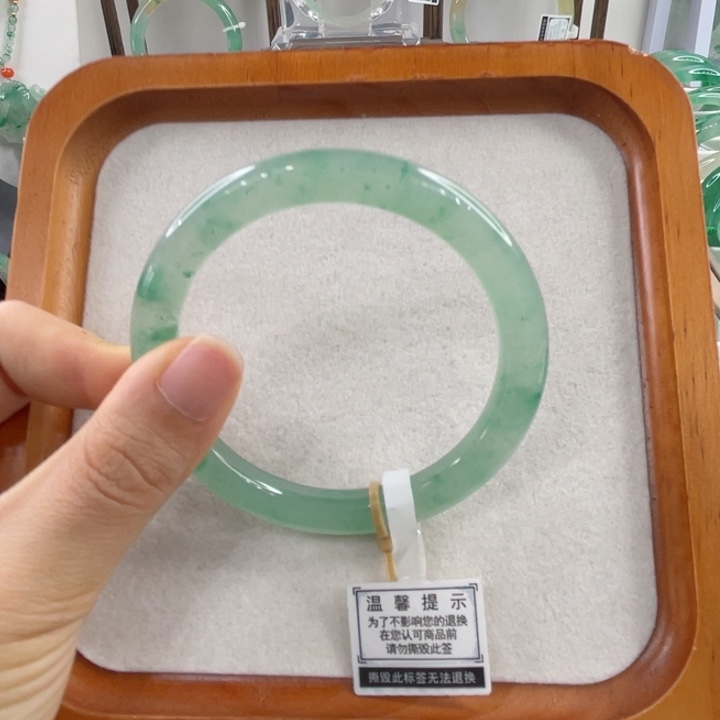 未镶嵌手镯石英质玉（非洲翠）