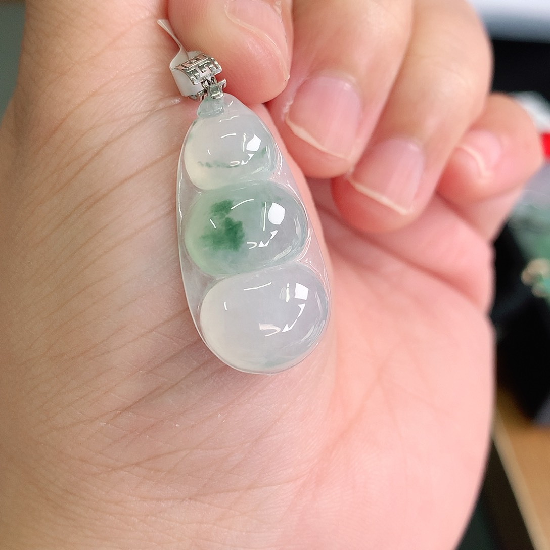 翡翠18K金镶嵌颈饰冰飘绿豆子