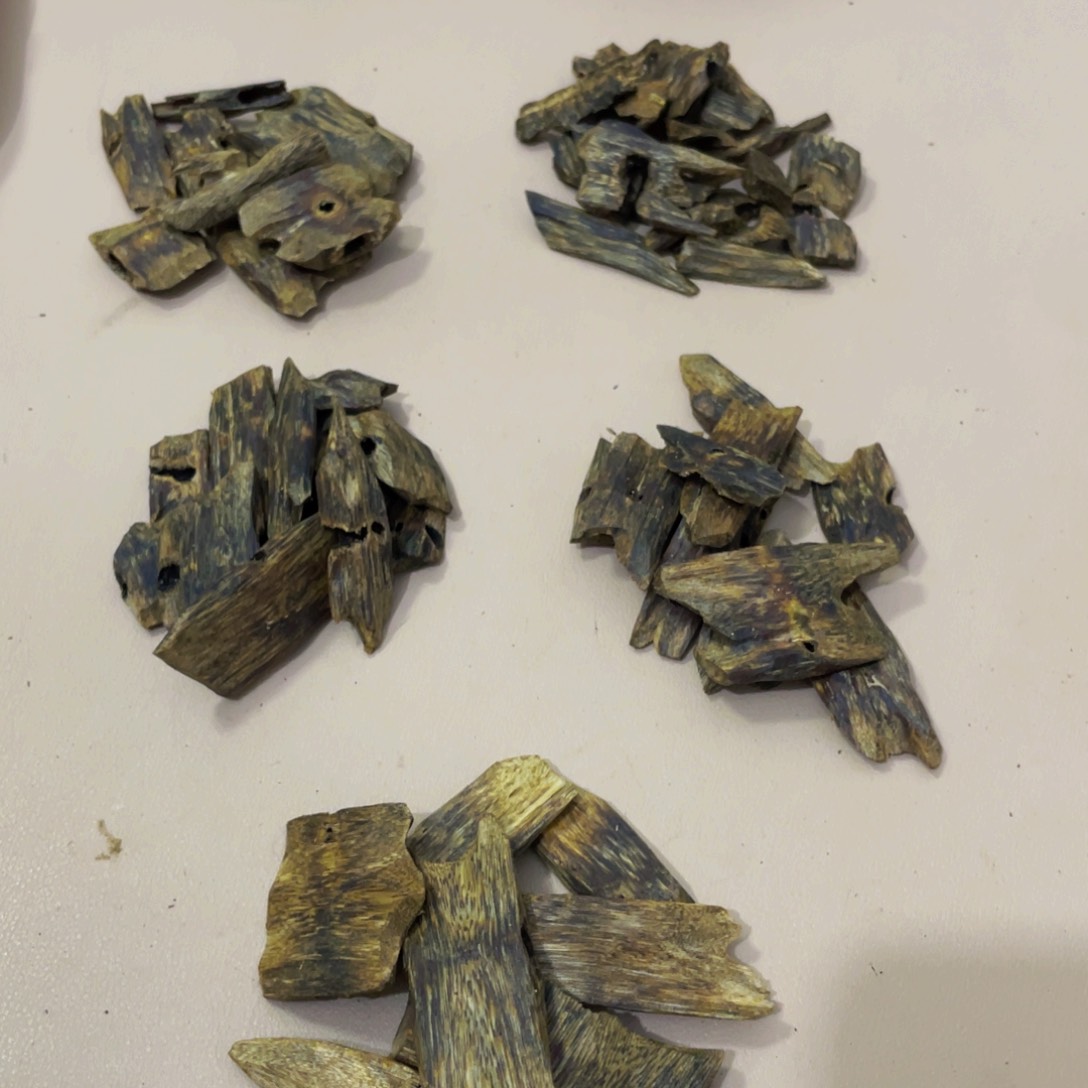 沉香木摆件绿棋块料多样性100克
