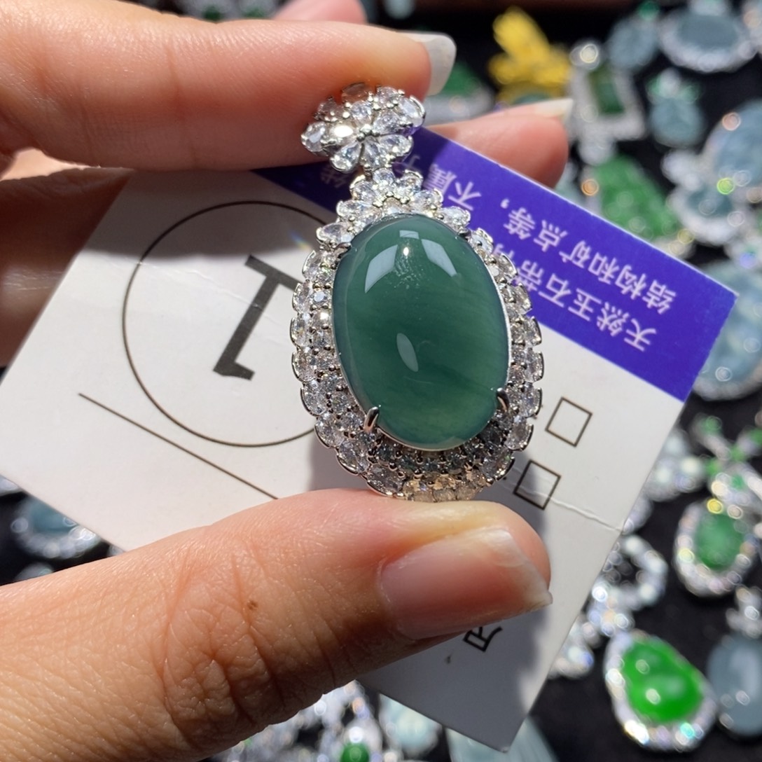 J***y翡翠未镶嵌颈饰翡翠