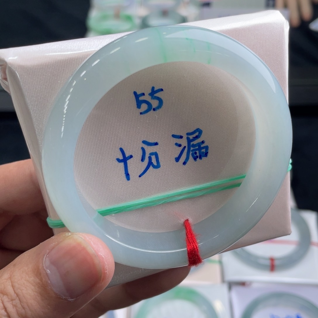 翡翠手镯未镶嵌翡翠手镯