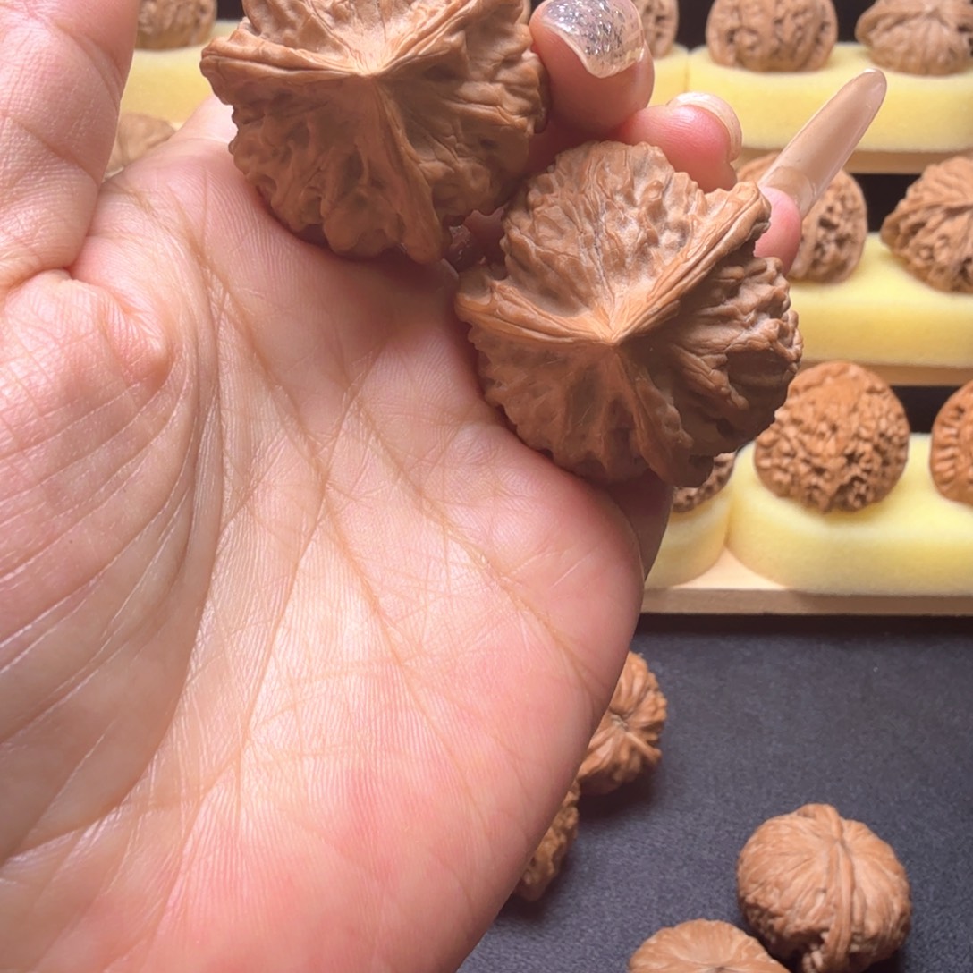 文玩核桃吊坠39尺红马蹄三楞