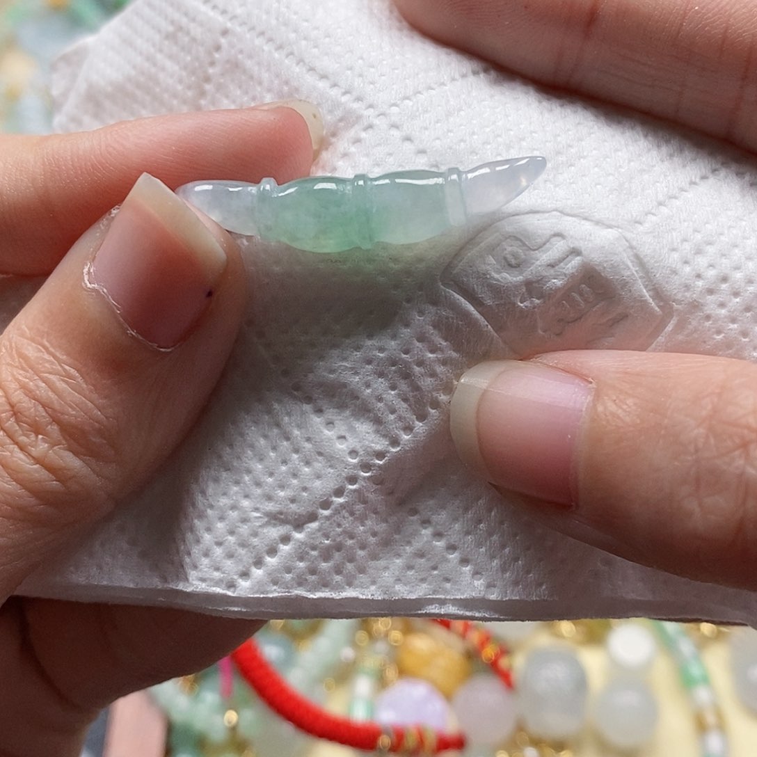 翡翠颈饰未镶嵌闪