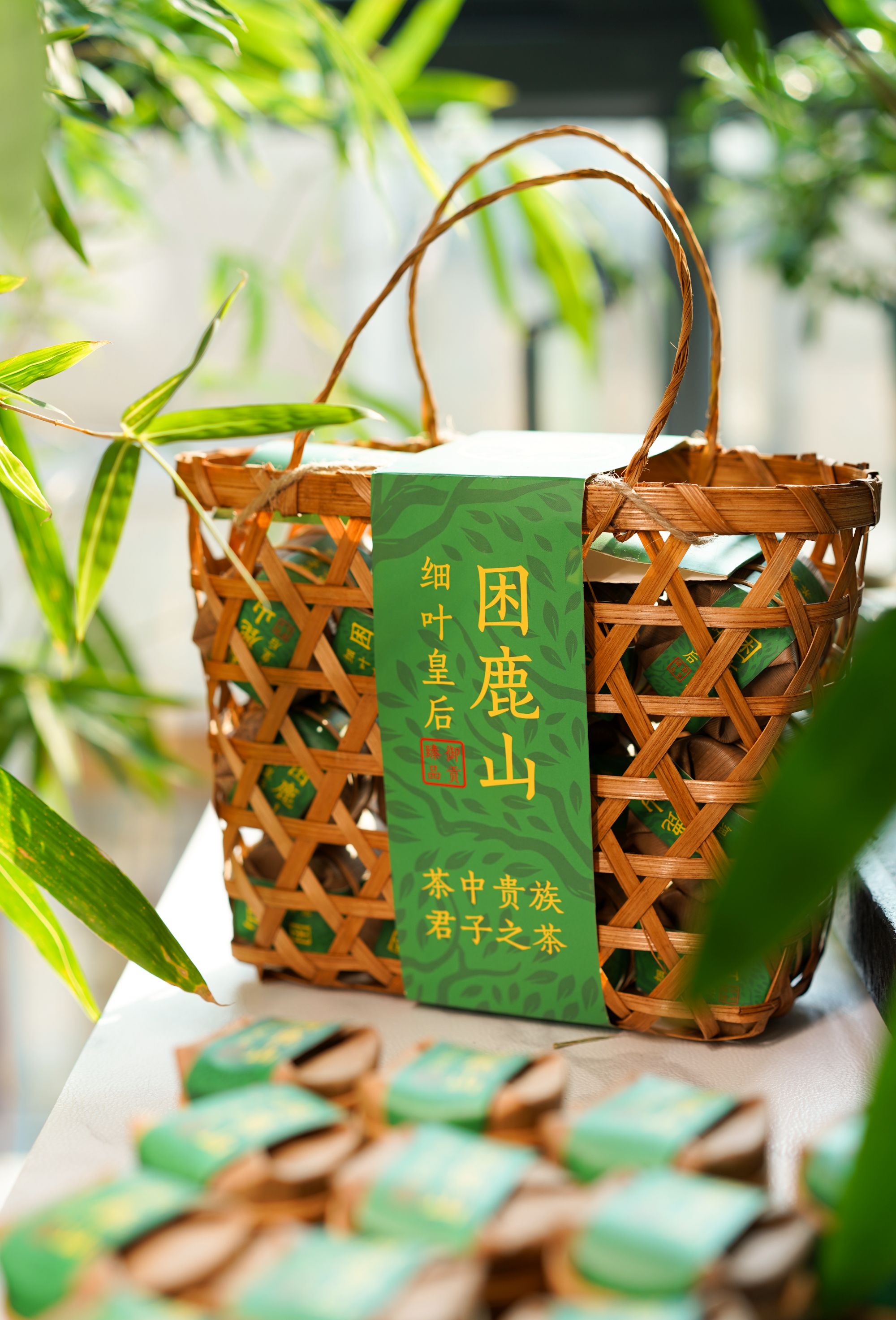 2022年【困鹿山细叶皇后】香锁困鹿山 雅韵中小叶 普洱生茶 588g