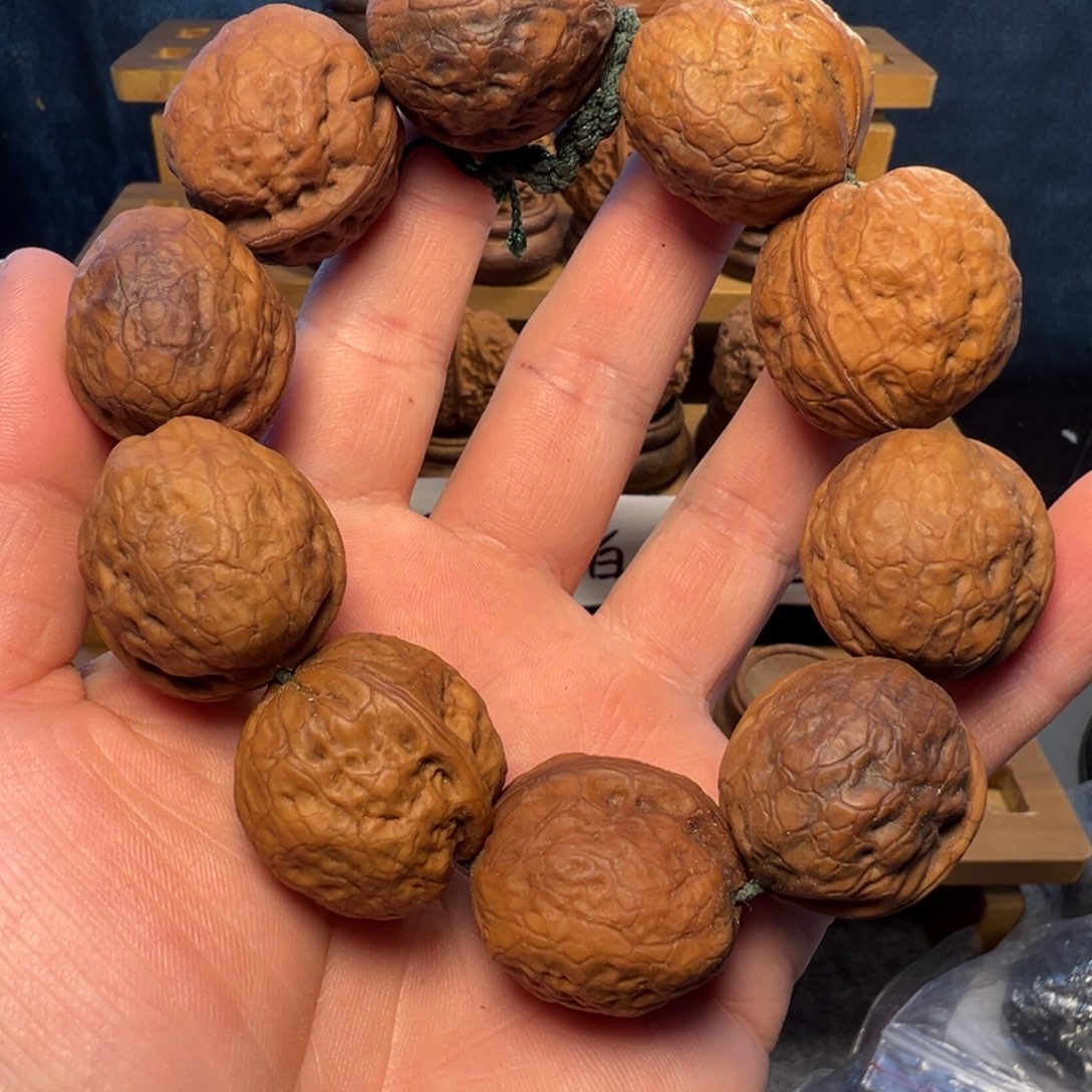 文玩核桃吊坠玄牝珠29mm，手持