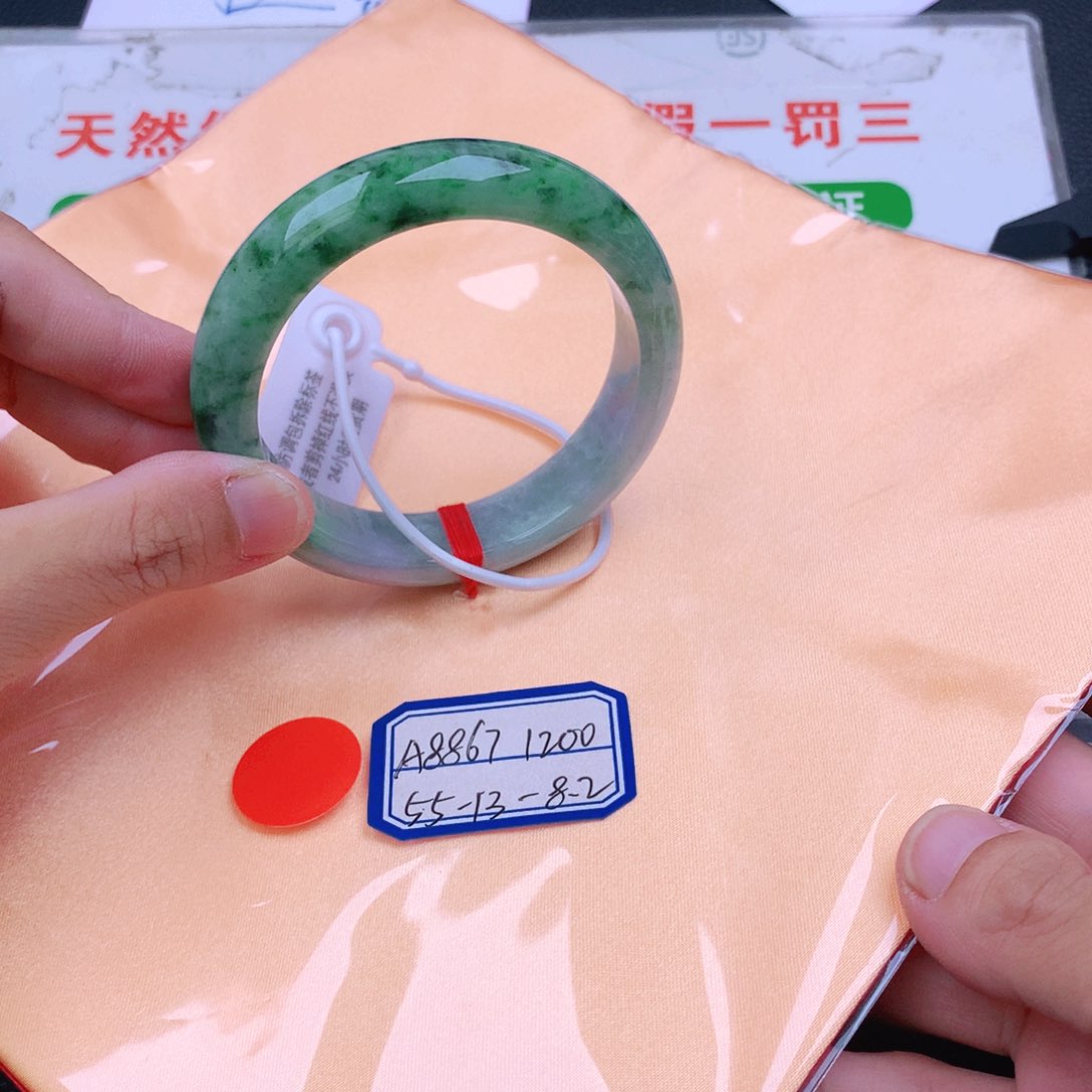 翡翠手镯未镶嵌翡翠