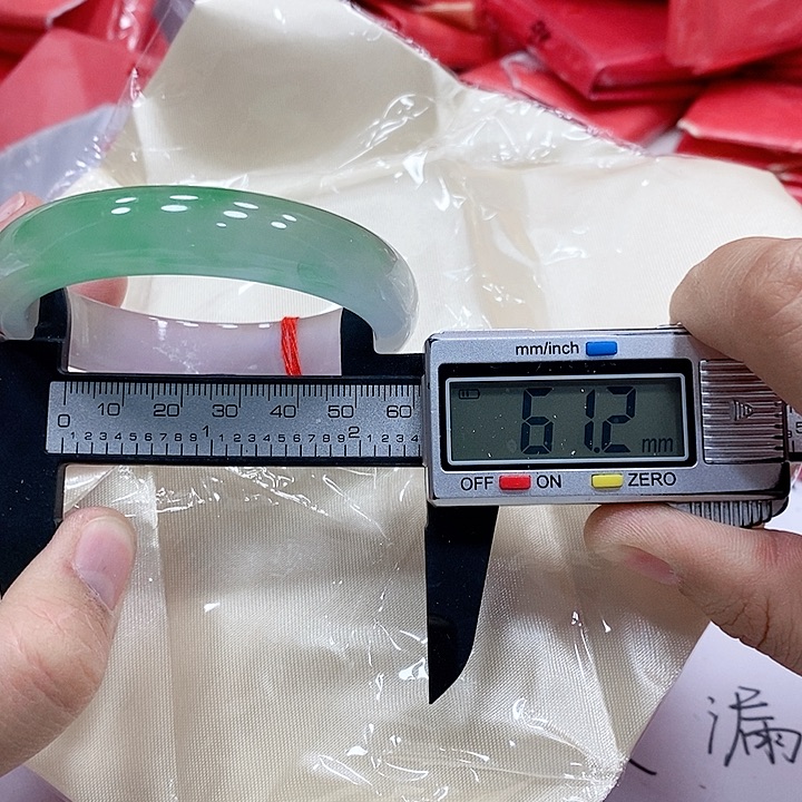 馨***雨翡翠手镯未镶嵌251 号库存×2去拍=128元！