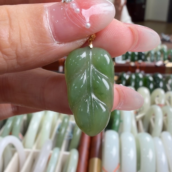 微***风和田玉18K金镶嵌颈饰挂件