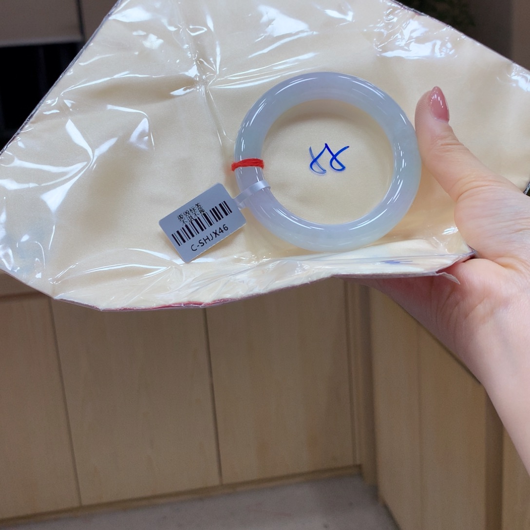 翡翠手镯未镶嵌不退不换