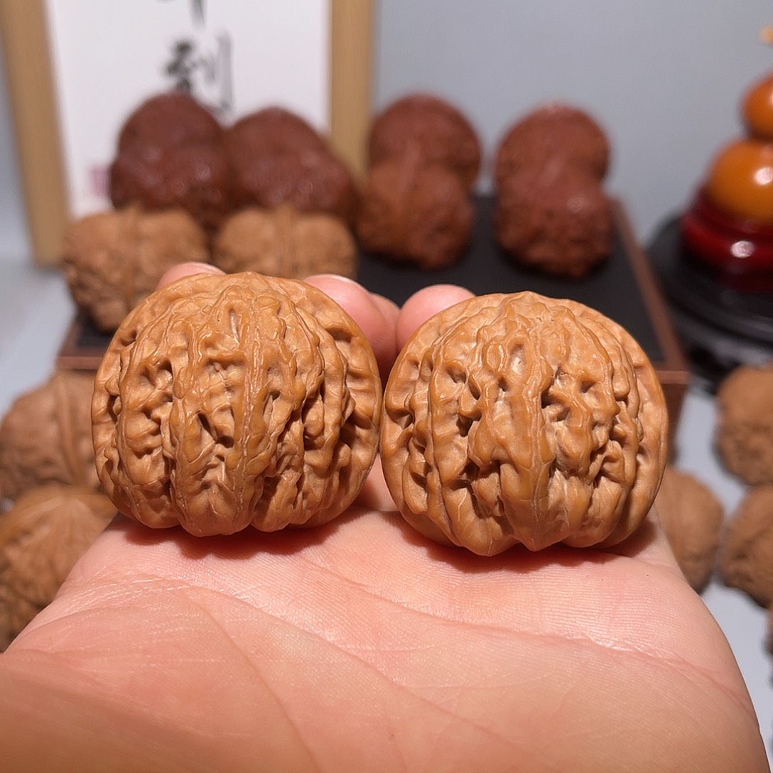 文玩核桃吊坠平谷九龙