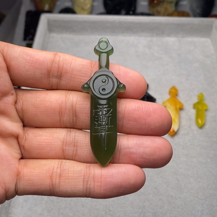 蛇纹石玉颈饰未镶嵌十*木