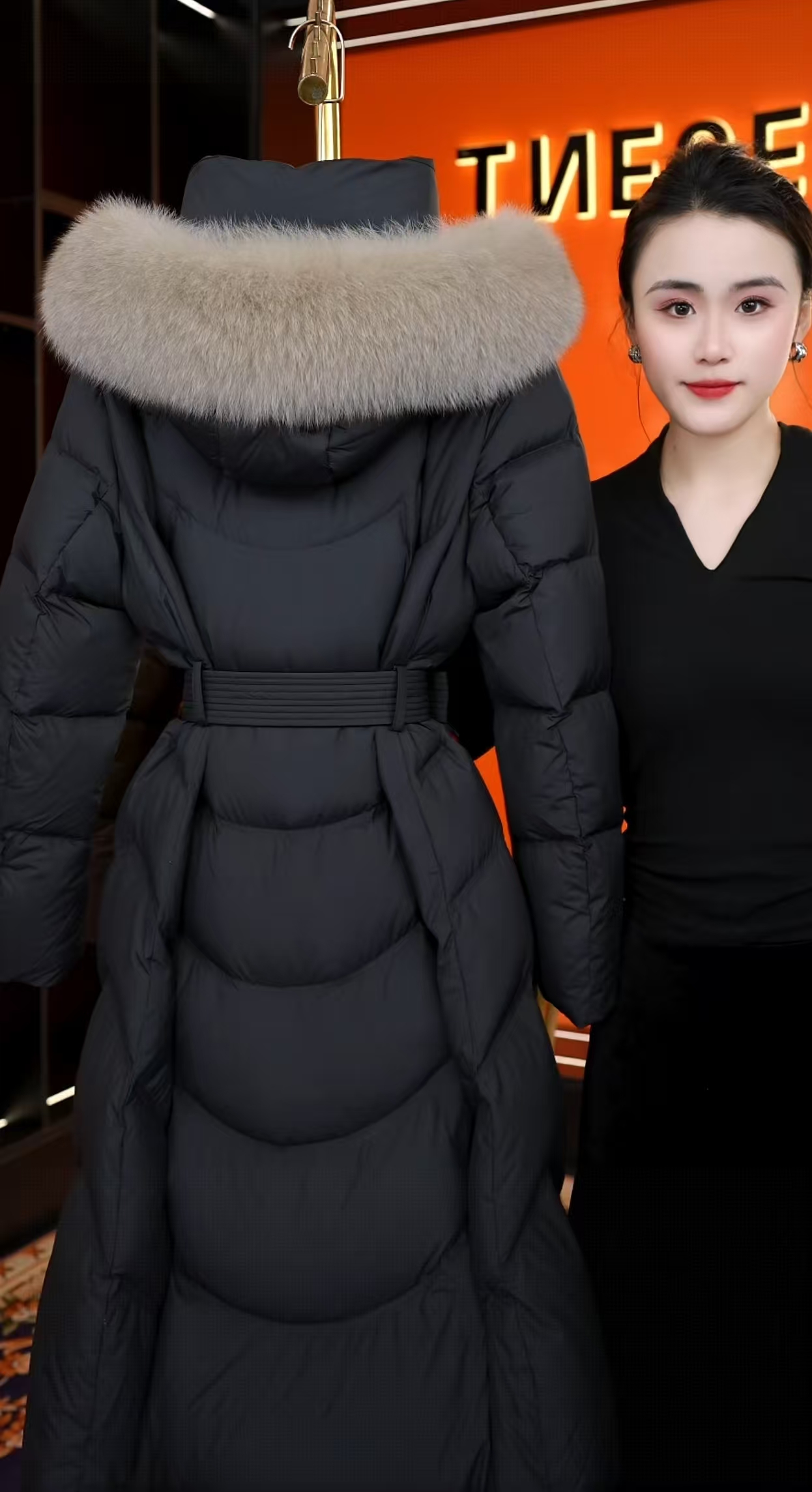 梦梦2025冬季新款宽松时尚过膝白鸭绒外套高端毛领羽绒服女中长款