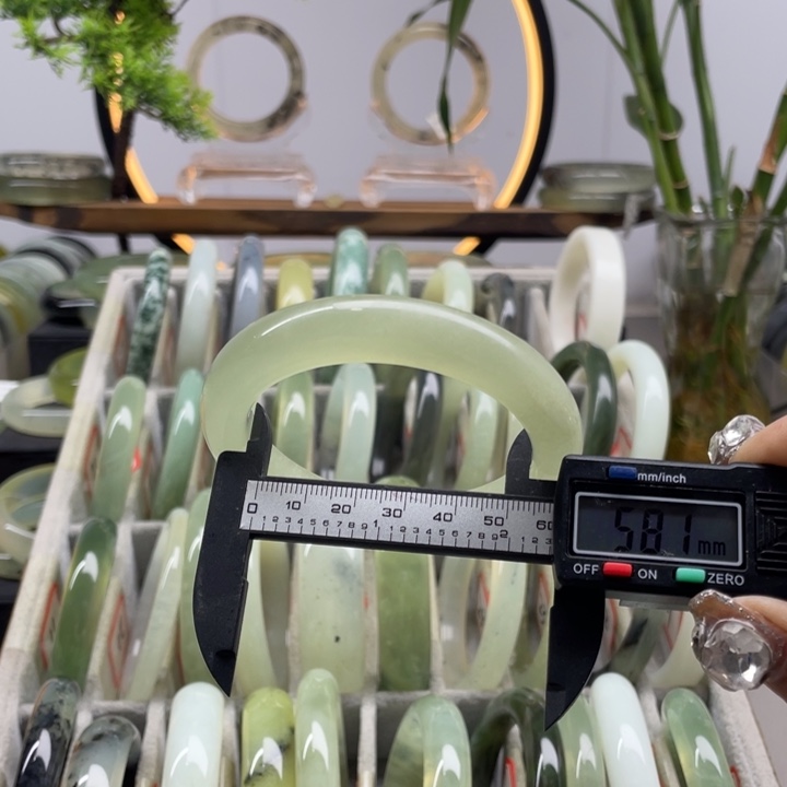 蛇纹石玉未镶嵌手镯2