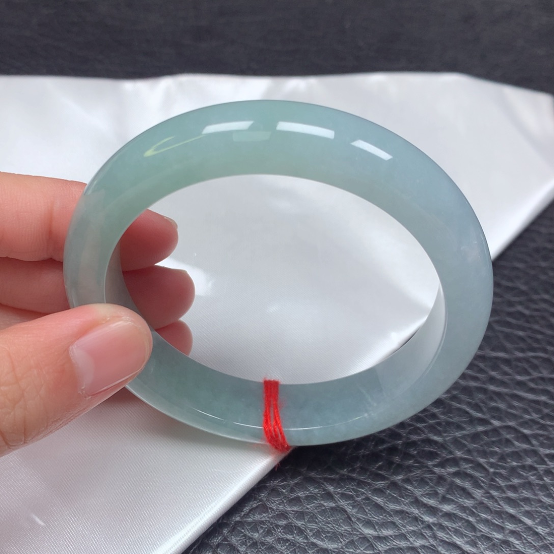 翡翠手镯未镶嵌。