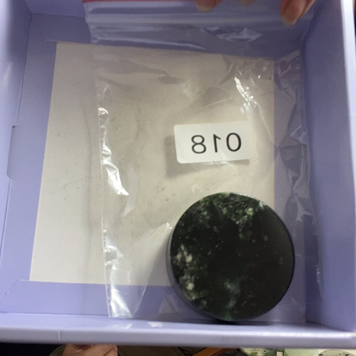 蛇纹石玉未镶嵌天然岫玉珠宝未镶嵌微瑕款