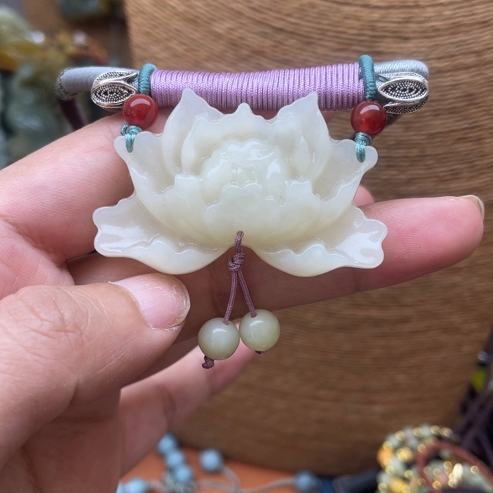 蛇纹石玉吊坠合金