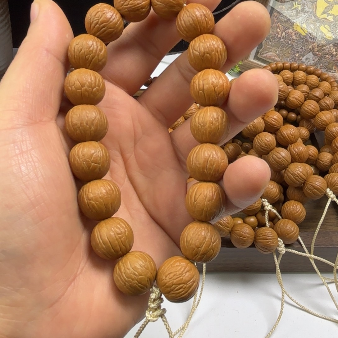 猴头核桃吊坠聚宝盆