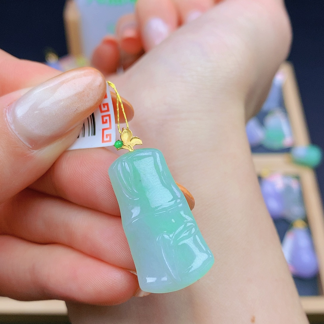 翡翠18K金镶嵌颈饰翡翠