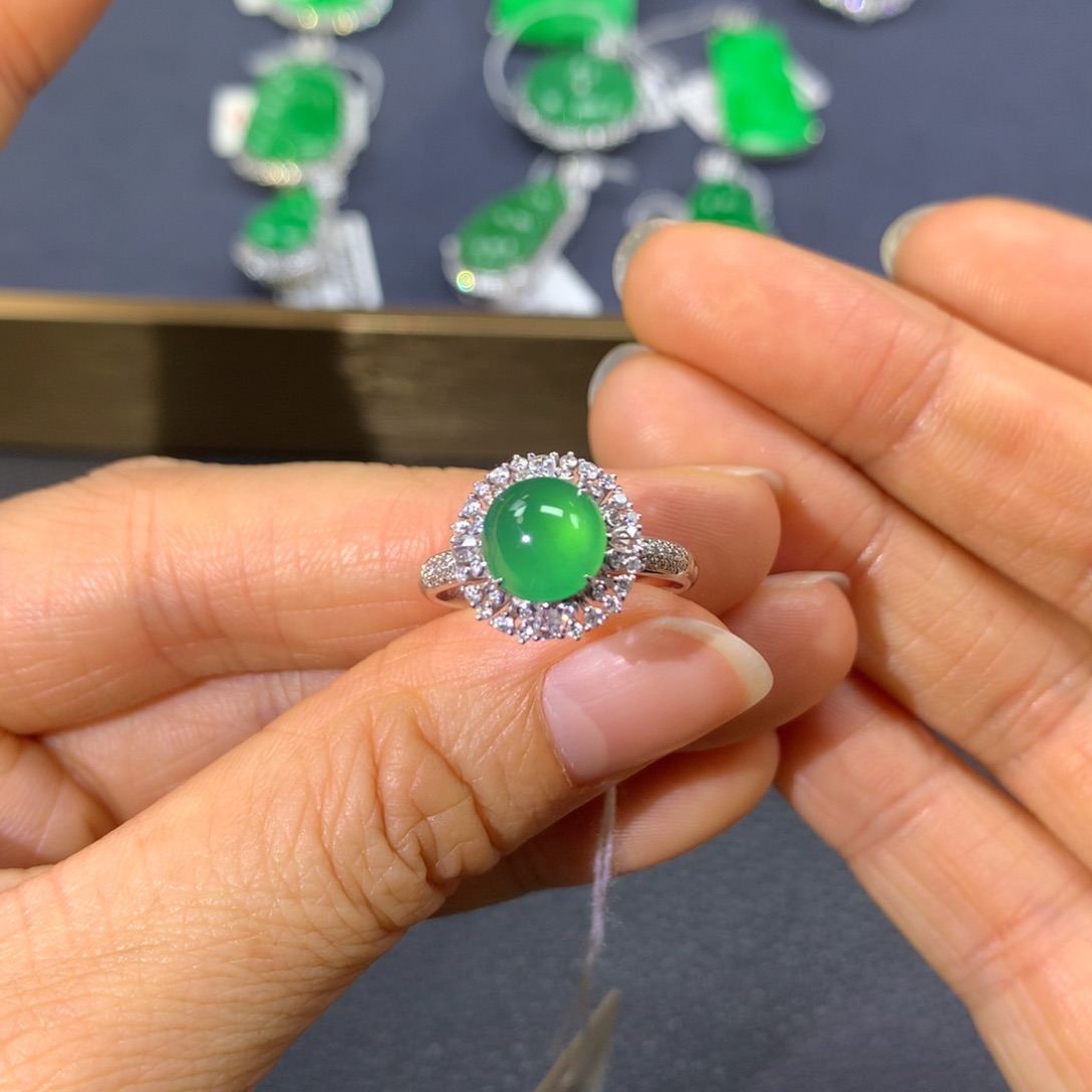 翡翠戒指18K金镶嵌翡翠