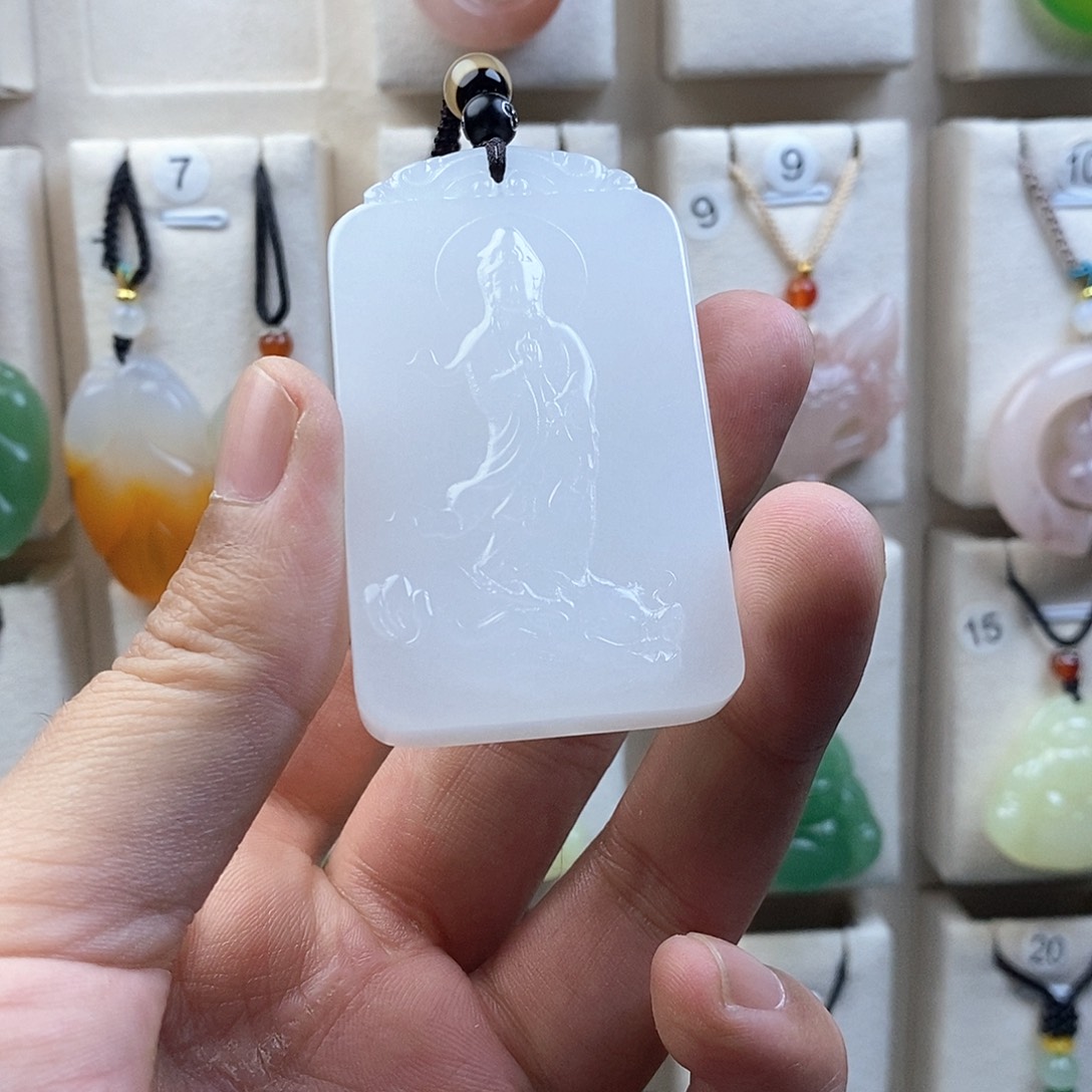 颈饰未镶嵌石英质玉（金丝玉）