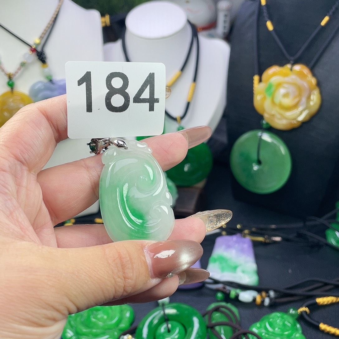 翡翠未镶嵌吊坠(赠链)