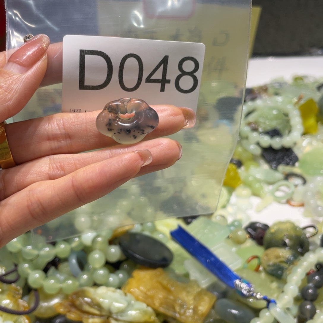 蛇纹石玉颈饰未镶嵌