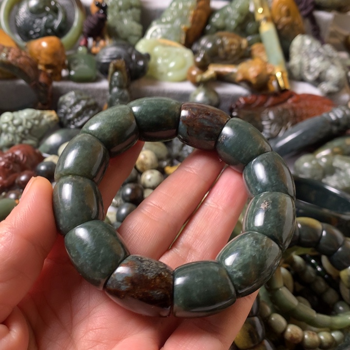 未镶嵌岫岩河磨玉（透闪石质玉）把件