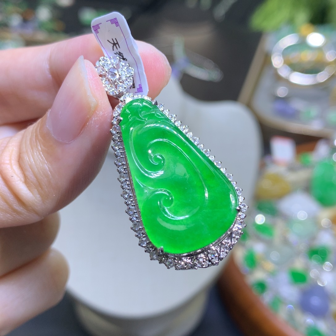 颈饰18K金镶嵌翡翠