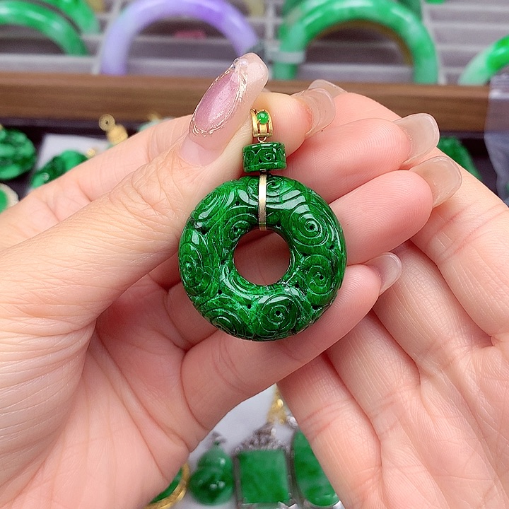 翡翠颈饰18K金镶嵌翡翠