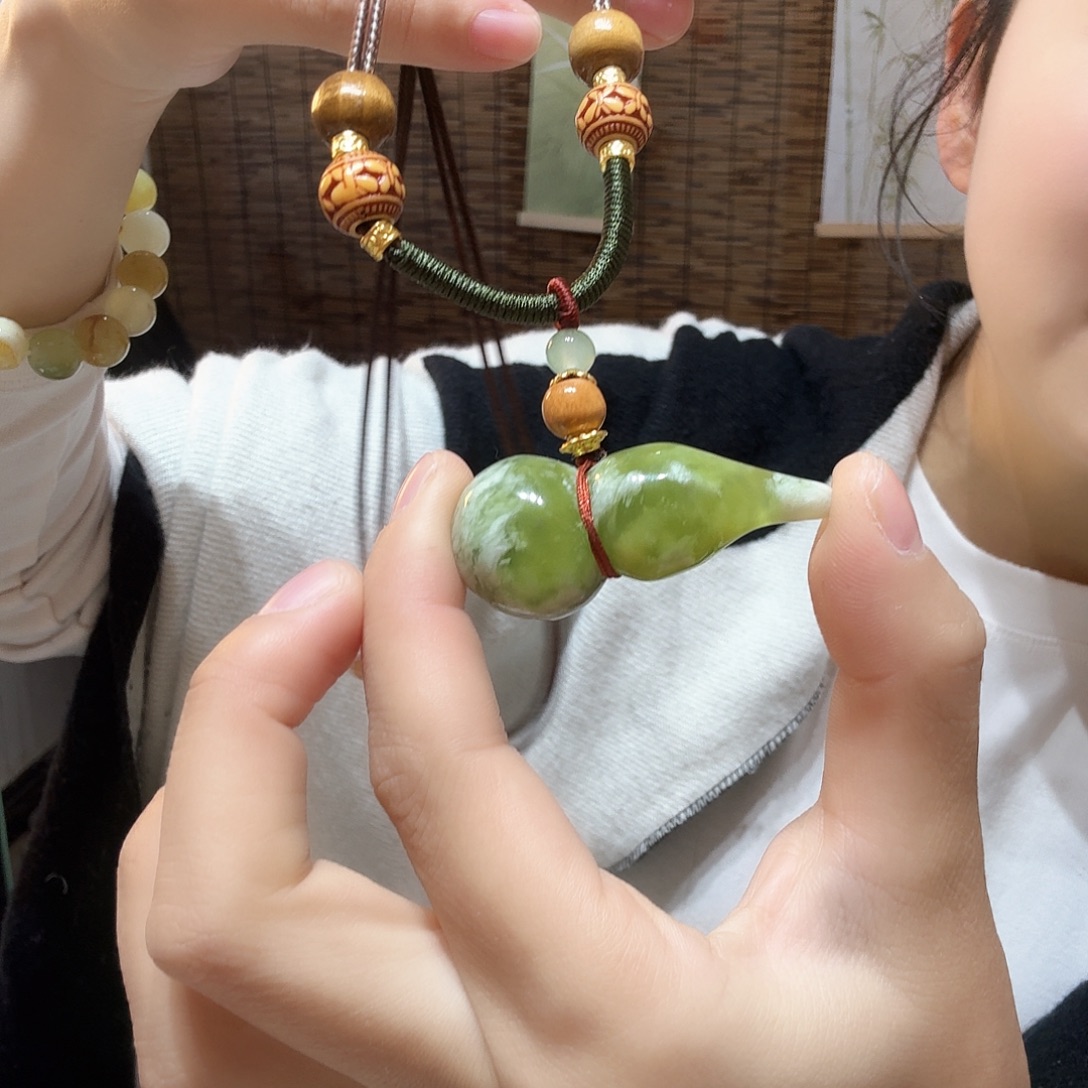 蛇纹石玉未镶嵌颈饰