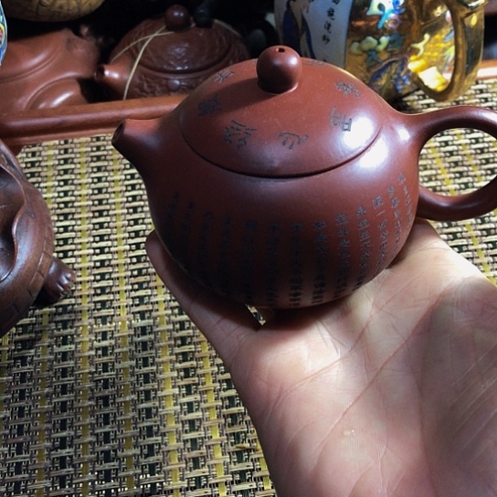 紫砂茶壶原矿泥料手工制作的紫砂壶。