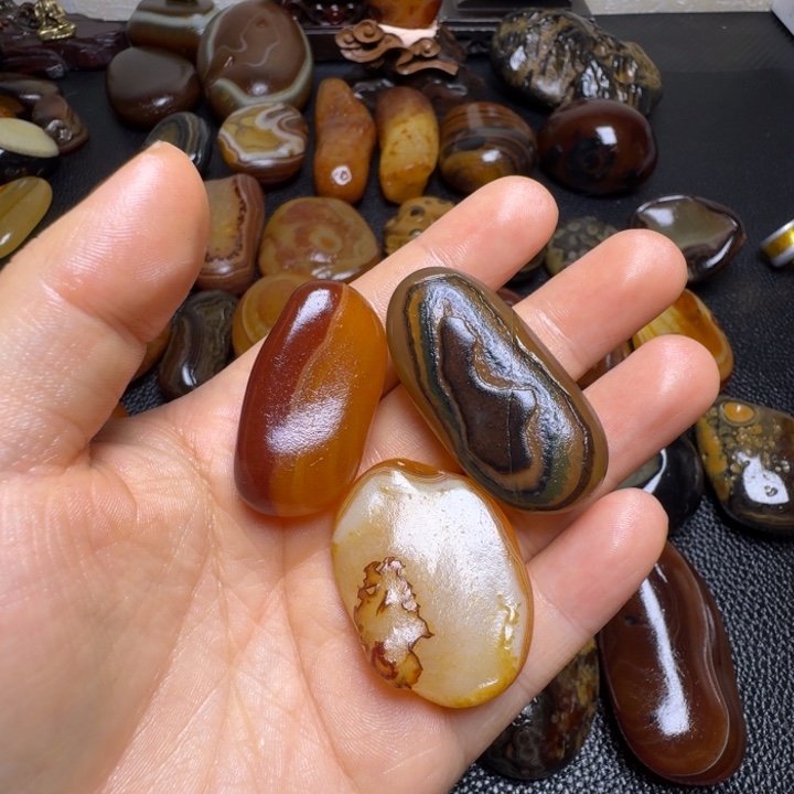 疾***风瓷片马达加斯加奇石手把件浮雕