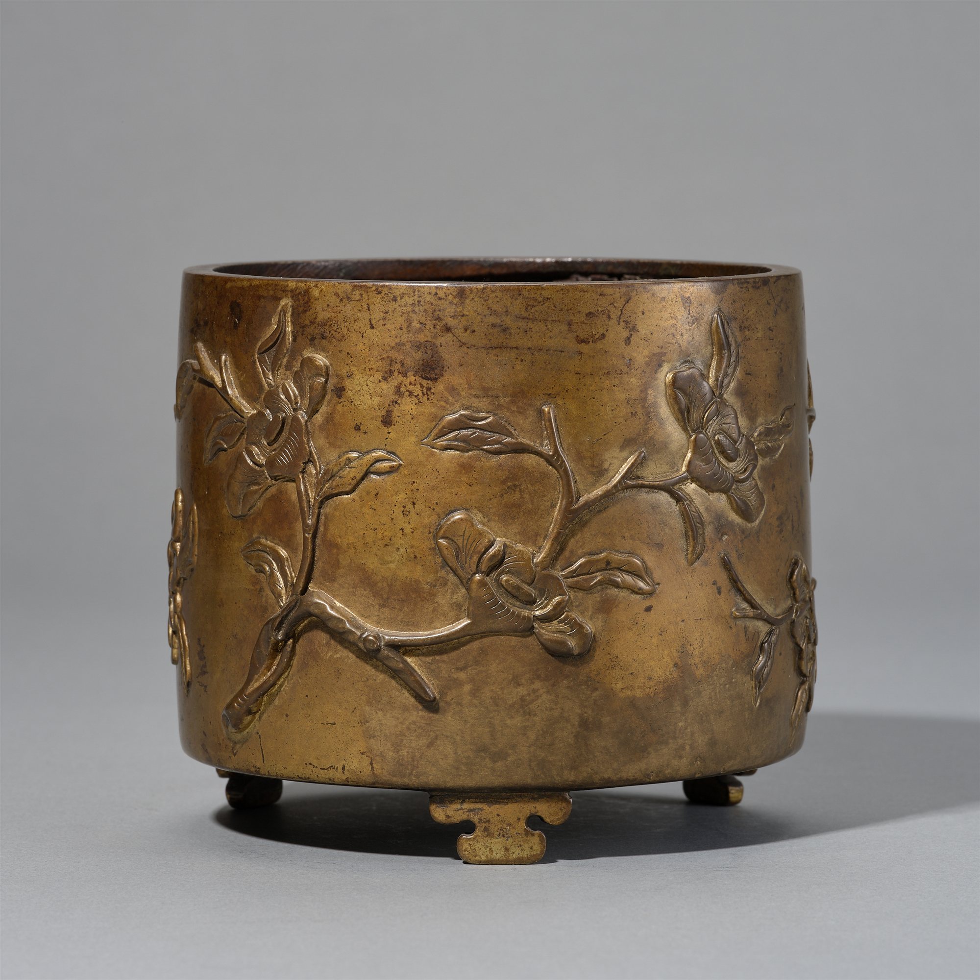 LOT213 明四季花卉纹三足筒式炉