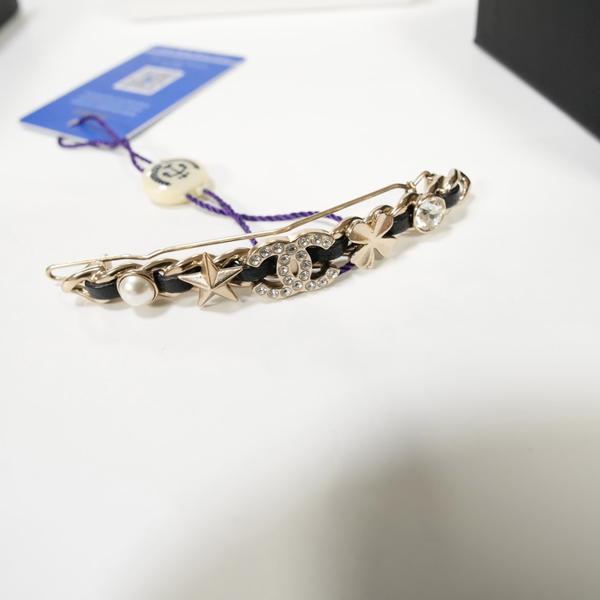 Chanel皮穿珍珠双C发夹