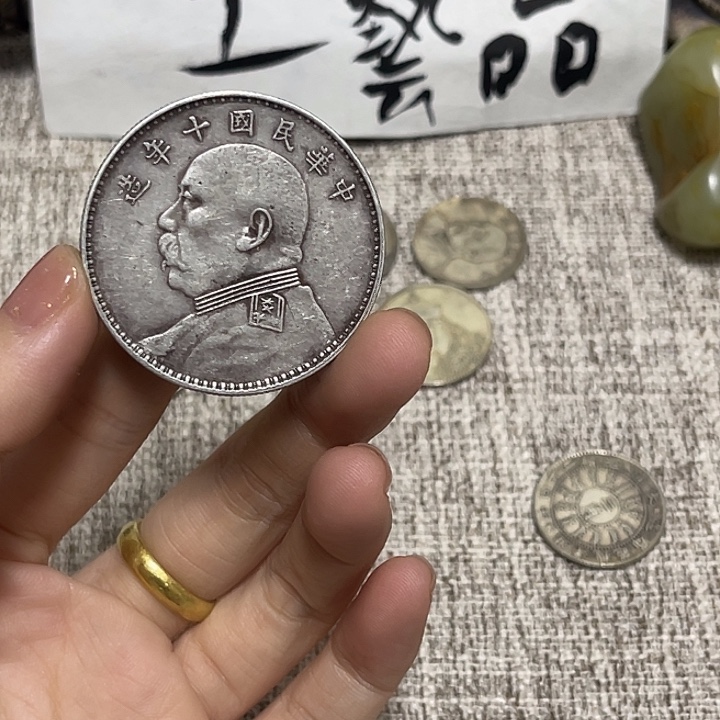 现代一枚工艺摆件